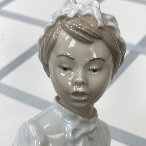 Nao Lladro 1977 Girl with Footbath - Picture 3 of 5